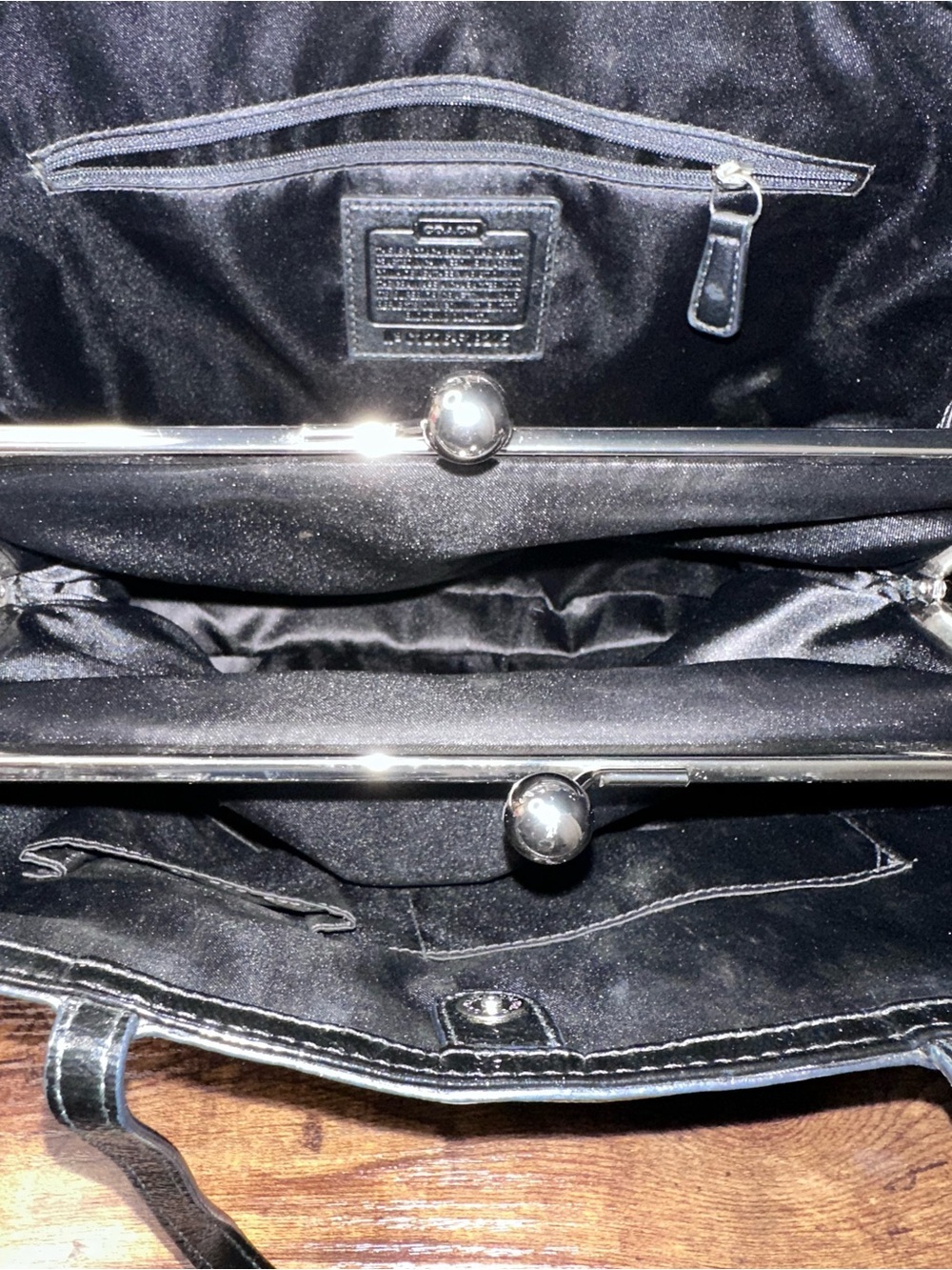 🖤 Coach Black Patent Leather Signature Kisslock Tote Bag - Picture 9 of 12